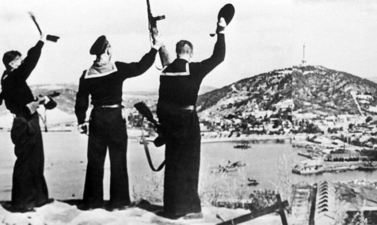 Моряки-десантники Тихоокеанского флота водружают флаг над Порт-Артуром. Август 1945 г. 