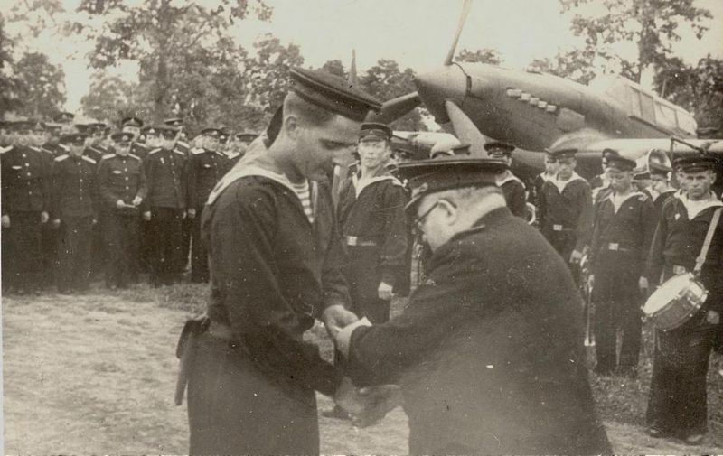 Вручение боевых наград летчикам–тихоокеанцам. Август 1945 г.