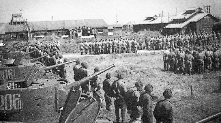 Танки Т-26 на площади города Сикука (Поронайск) на Южном Сахалине. Август 1945 г. 