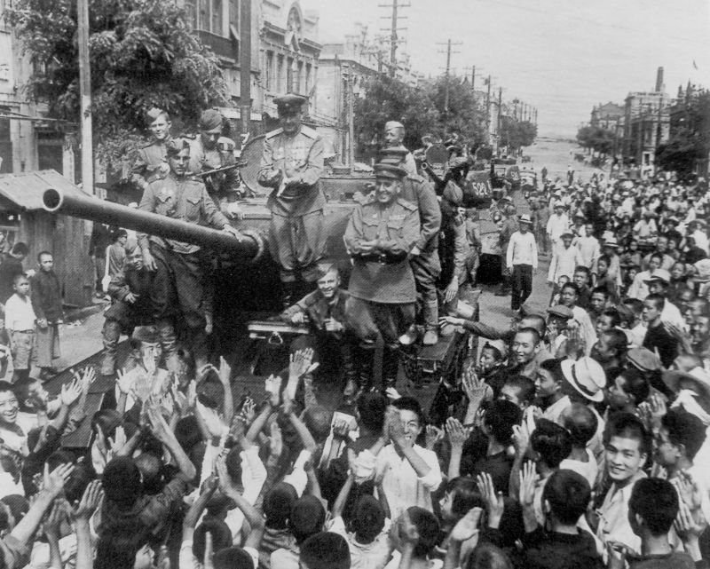 Население китайского города Далянь встречает танкистов 6-й гвардейской танковой армии. Август 1945 г. 