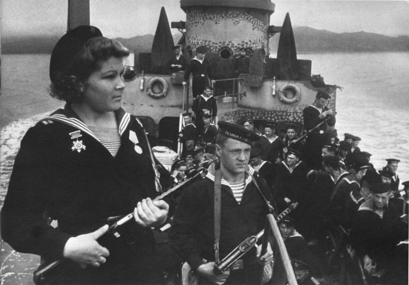 Советские бойцы в захваченном Порт-Артуре. Август 1945 г.
