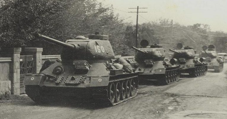 Советские танки входят в г. Дальний. Сентябрь 1945 г.