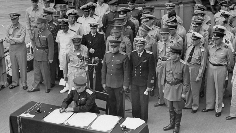 Представитель СССР генерал К.Н. Деревянко подписывает акт о капитуляции Японии. Линкор «Миссури», Токийский залив. 2 сентября 1945 г.