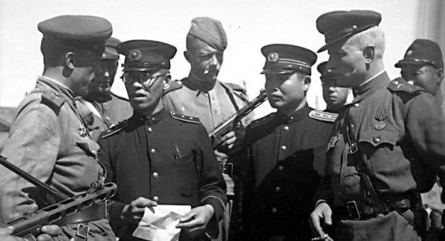 Советские офицеры и японские полицейские на улице города Сикука (Поронайск) на Южном Сахалине. Сентябрь 1945 г. 