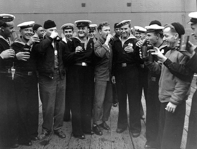 Советские и американские моряки празднуют капитуляцию Японии (Аляска, США). Сентябрь 1945 г.