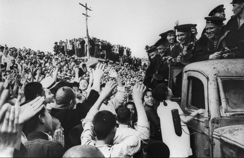 Жители Харбина приветствуют матросов Амурской военной флотилии. Сентябрь 1945 г. 