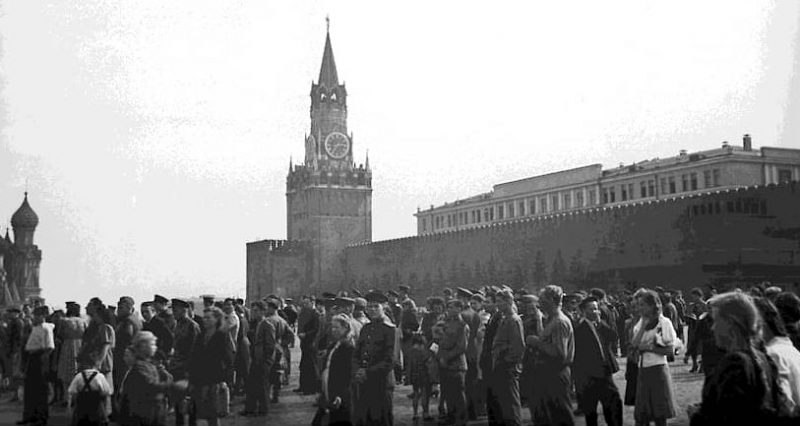Жители Москвы слушают заявление Сталина по радио о победе над Японией. Сентябрь 1945 г.