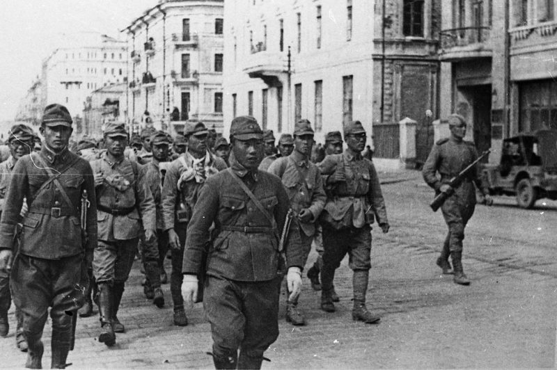 Пленные японцы на Ленинской улице г. Владивостока, 1945 г.