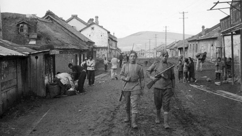 Советские бойцы патрулируют поселок в Манчжурии. Октябрь 1945 г. 