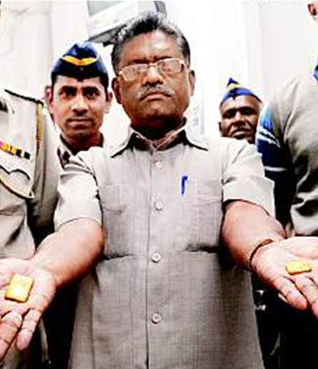 Офицер полиции Мумбаи держит добытое золото. 