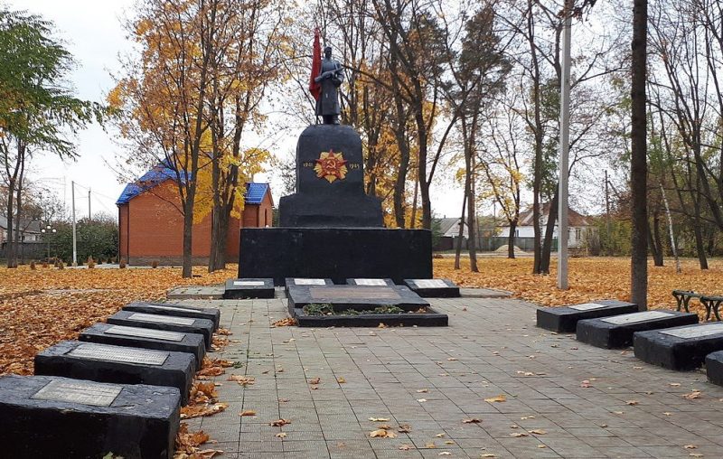 п. Великая Писаревка. Памятник, установленный в 1956 году на братской могиле советских воинов и памятный знак погибшим землякам.