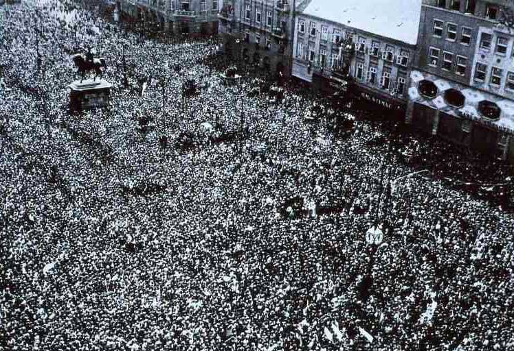 Жители Загреба празднуют освобождение 12 мая 1945 года. 