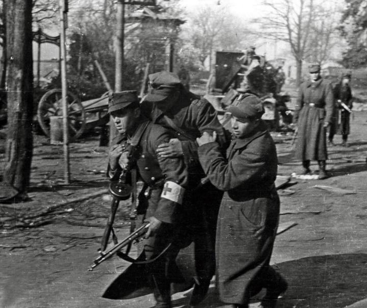 Эвакуация раненого поляка.