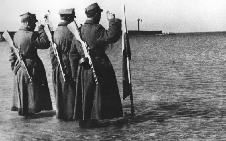 Польский флаг у Балтийского моря. 18 марта 1945 г. 
