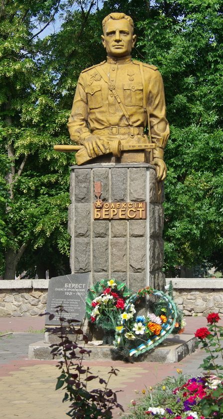  г. Ахтырка. Памятник Герою Украины А.П.Бересту. 