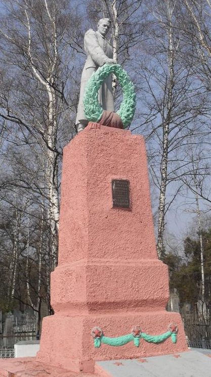 г. Ахтырка. Памятник на центральном кладбище, установленный на братской могиле советских воинов.