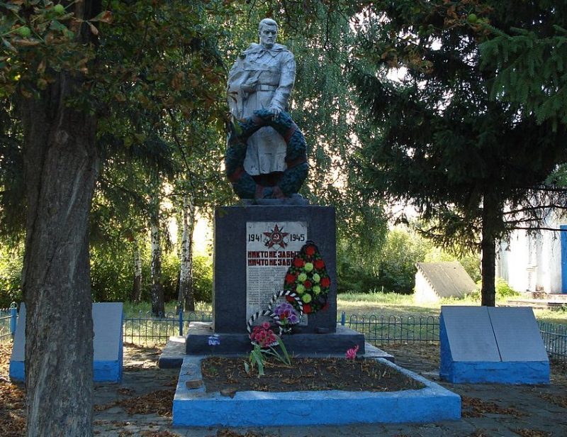 с. Высшевесёлое Великописаревского р-на. Памятник, установленный на братской могиле советских воинов.