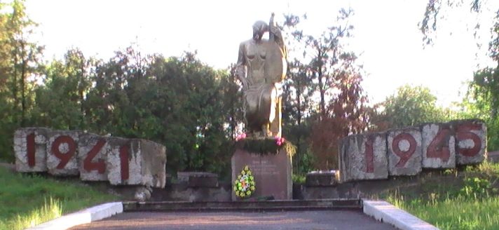 п. Кириковка Великописаревского р-на. Памятник воинам, погибшим в годы войны. 