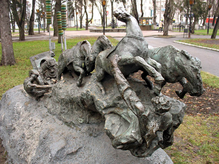 г. Сумы. Монумент «Партизанский рейд», установленный в 2009 голу и посвященный Карпатскому рейду Сумского партизанского соединения под командованием С.А.Ковпака. 