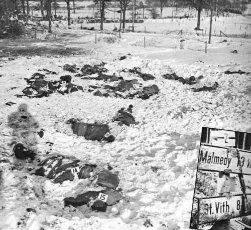 Тела убитых немцами американских пленных, сфотографированные при расследовании «бойни у Мальмеди». Декабрь 1944 г.