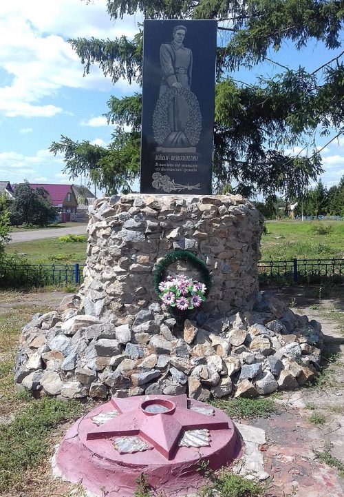 с. Высокое Ахтырского р-на. Памятник воинам-землякам и братская могила советских воинов.