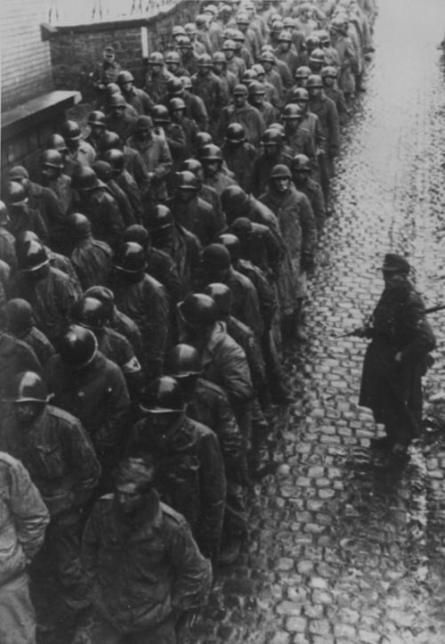 Колонна пленных американских солдат. Бюшель, декабрь 1944 г.