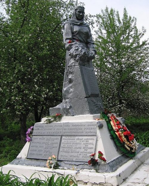 с. Вольная Слобода Глуховского р-на. Памятник, установленный в 1958 году на братской могиле советских воинов.