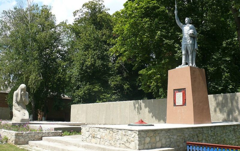 с. Бобрик Белопольского р-на. Памятник, установленный на братской могиле советских воинов и памятник воинам-землякам.