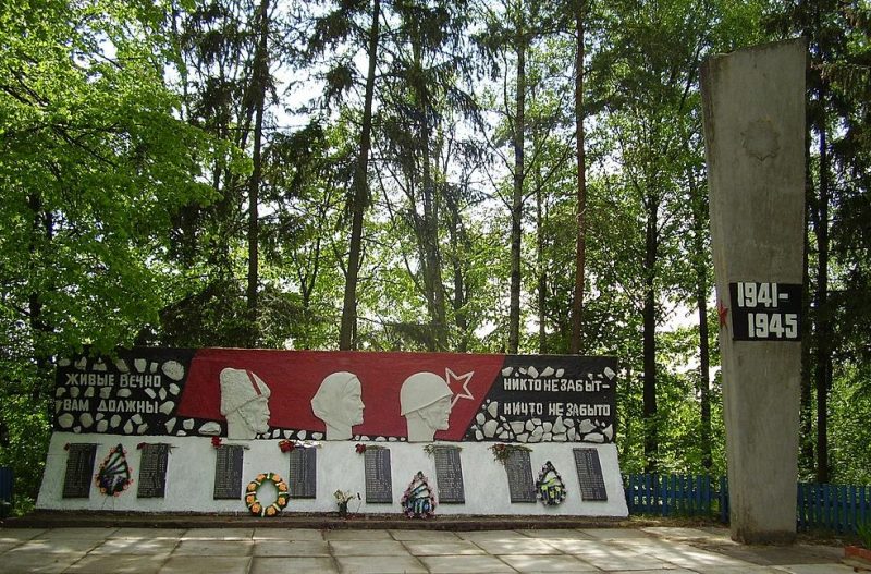 с. Вольная Слобода Глуховского р-на. Памятник погибших воинам-землякам, установленный в 1974 году.