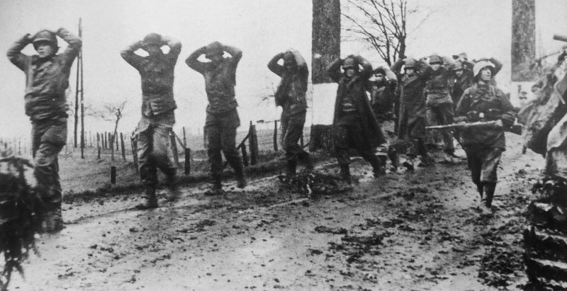 Колонна пленных американских солдат. Бюшель, декабрь 1944 г.