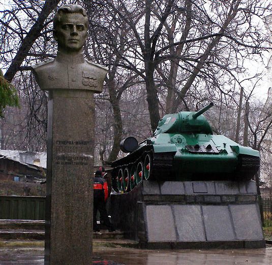 Могила генерал-майора, командира 9-го танкового полка Г. С. Рудченко и памятник танк Т-34. 