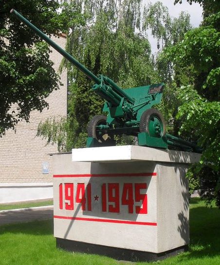 Памятник-пушка ЗИС-2 у сельхозтехникума.