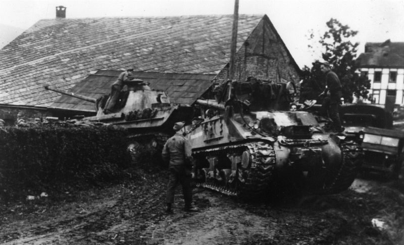 Американцы производят эвакуацию немецкого танка «Пантера» в Ла Глез. Декабрь 1944 г.