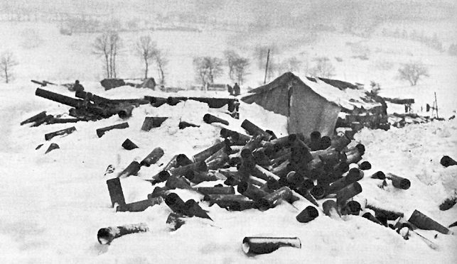 Выброшенные гильзы от артиллерийских снарядов на артиллерийской позиции США на хребте Эльзенборн. Декабрь 1944 г.