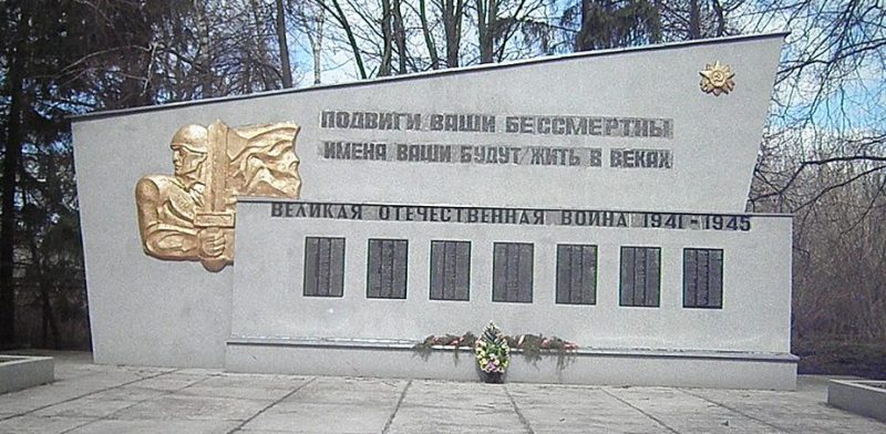 с. Кальченки Белопольского р-на. Братская могила советских воинов и памятник воинам-землякам.