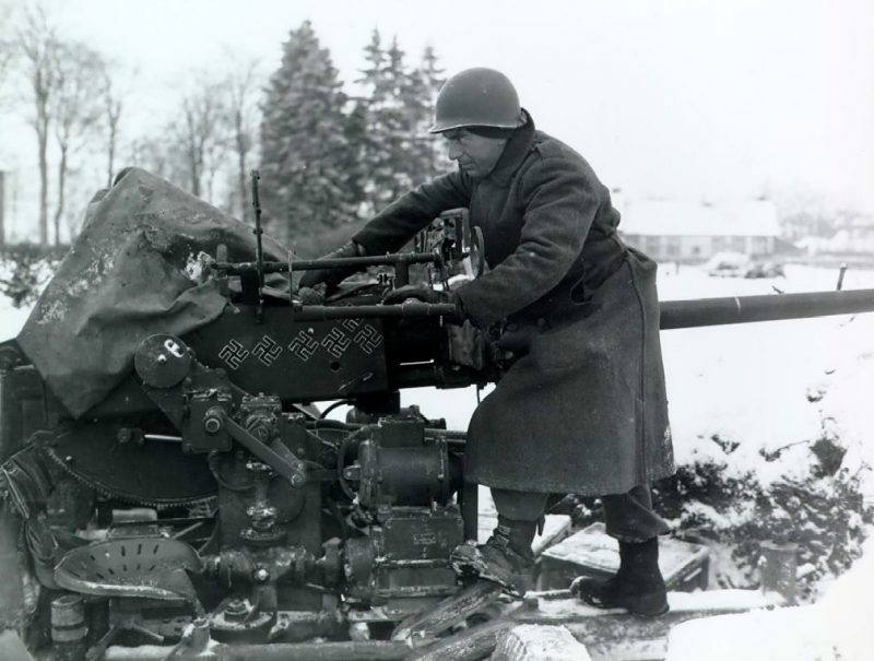 40-мм зенитная пушка в заснеженном Сурбродте, Бельгия. Декабрь 1944 г.