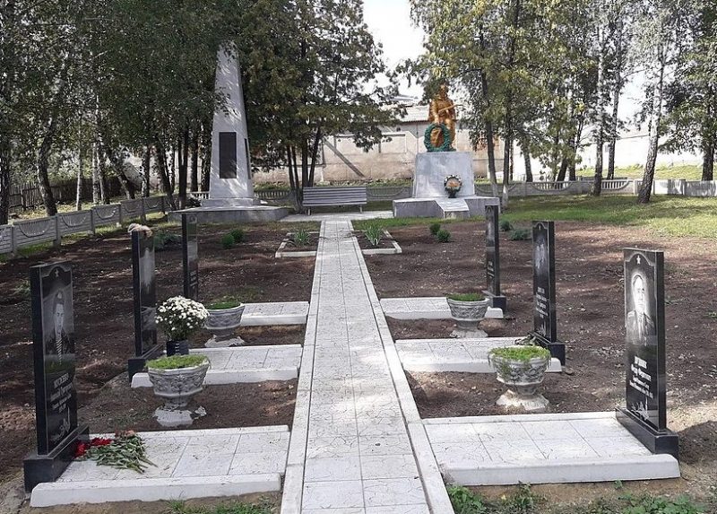 с. Луциковка Белопольского р-на. Мемориал, установленный у братских могил советских воинов и памятник воинам-землякам.