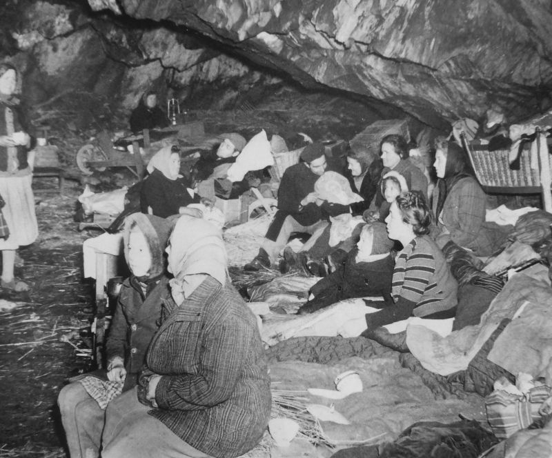 Жители Шенберга скрываются в пещере во время боев за Сен-Вит. Декабрь 1944 г.