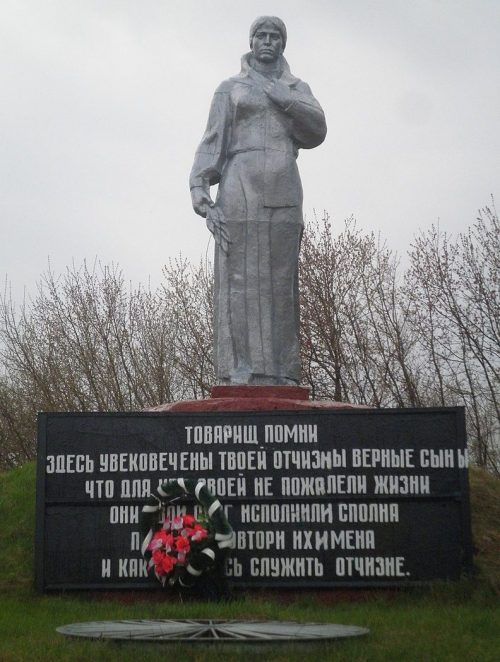с. Новые Вирки Белопольского р-на. Памятник возле школы, установленный на братской могиле советских воинов.