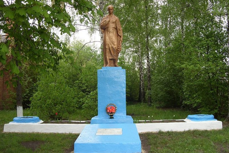 с. Новоивановка Белопольского р-на. Братская могила советских воинов.