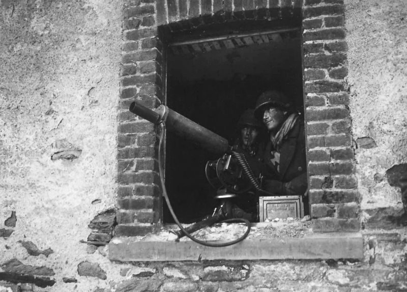 Расчет пулемета из 75-й пехотной дивизии США в Сальм-Шато, Бельгия. Январь 1945 г.