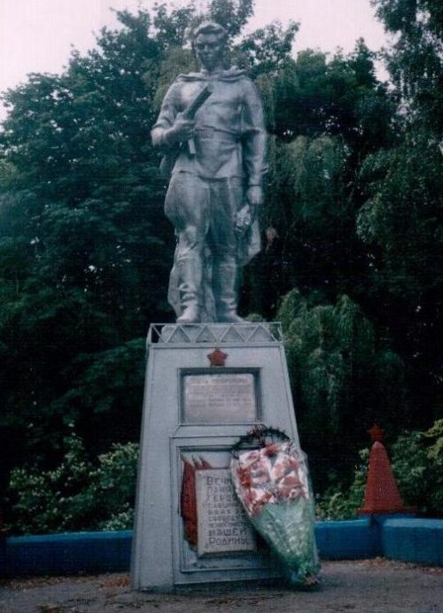 с. Новопетровка Белопольского р-на. Памятник, установленный на братской могиле советских воинов.