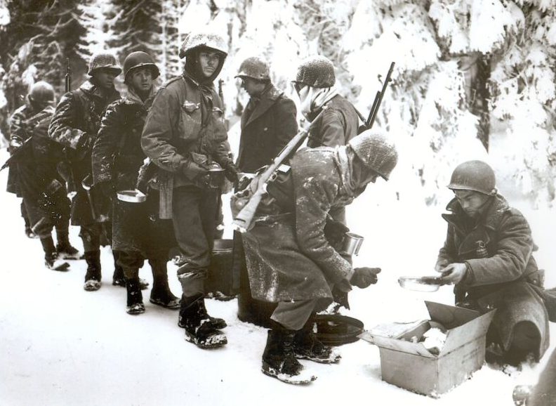Питание на фронте. Бельгия, январь 1945 г.