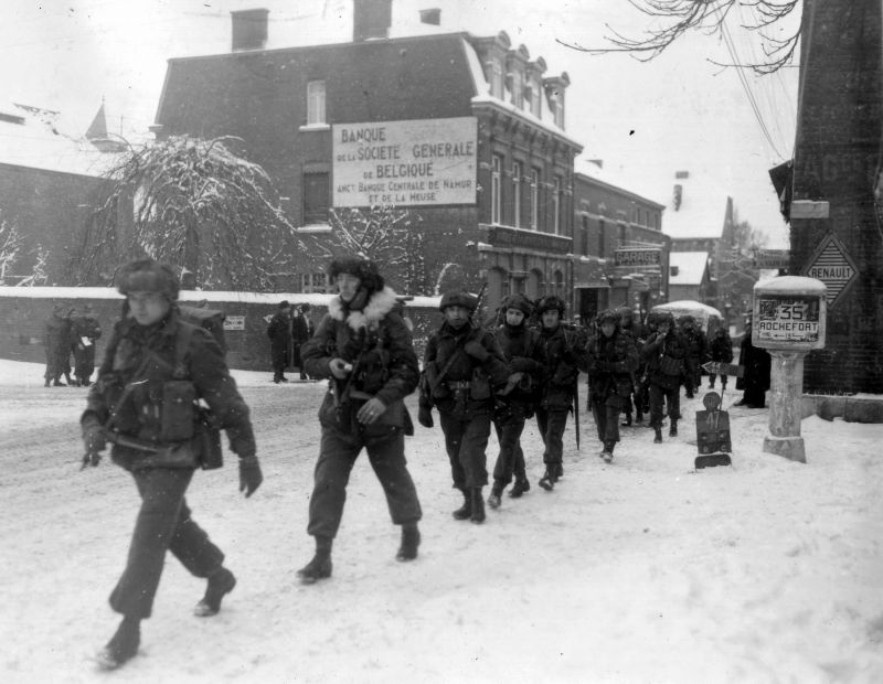 Парашютисты 1-го канадского батальона на улице бельгийского города Марш-ан-Фамен. Январь 1945 г.