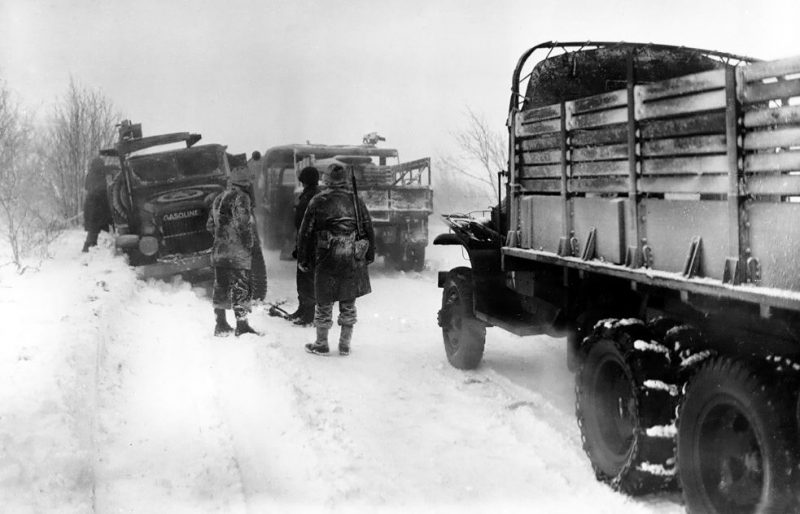 Американская транспортная колонна на дороге в Бельгии. Январь 1945 г.