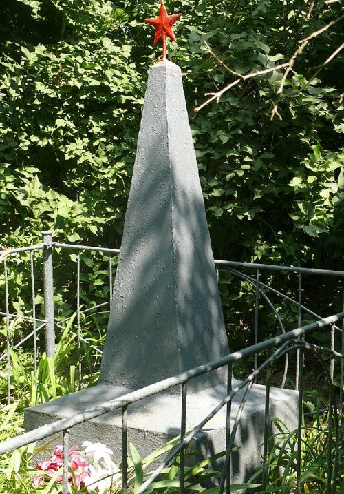 с. Песчаное Белопольского р-на. Могила советского воина на кладбище.
