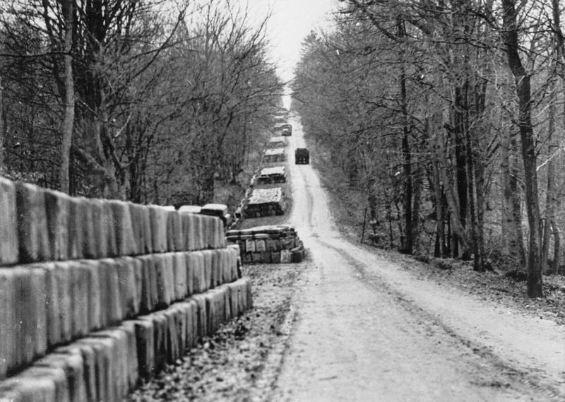 Более 400 000 канистр с пятью галлонами бензина на дороге между бельгийскими городами Ставло и Франкоршам во время битвы при Арденнах. Январь 1945 г. 