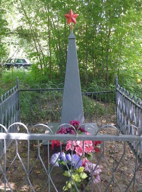 с. Руда Белопольского р-на. Братская могила советских воинов.