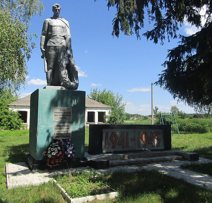 с. Сульское Белопольского р-на. Памятник, установленный на братской могиле советских воинов.