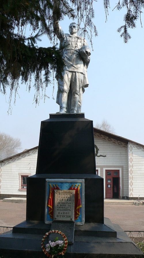 с. Супруновка Белопольского р-на. Памятник, установленный на братской могиле советских воинов.